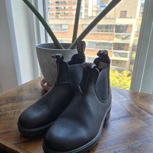 New Blundstone Black Leather Boots